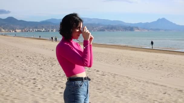 Junge Frau fotografiert mit tragbarer Kamera — Stockvideo