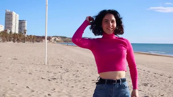 Ung kvinna dansar vid kusten och skrattar, slow motion — Stockvideo