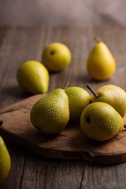 Masada su damlaları olan armutlar var.