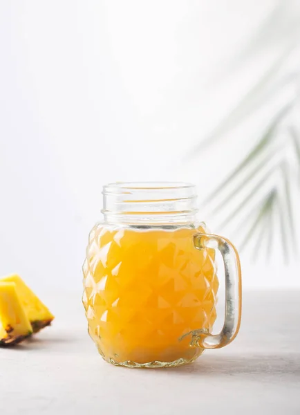 Tepache, a fermented drink of pineapples and sugar, spices. This is a Mexican drink containing a small amount of alcohol and probiotics. — 스톡 사진