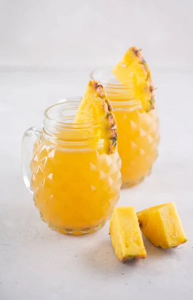 Tepache, ένα ποτό που έχει υποστεί ζύμωση από ανανάδες και ζάχαρη, μπαχαρικά — Φωτογραφία Αρχείου