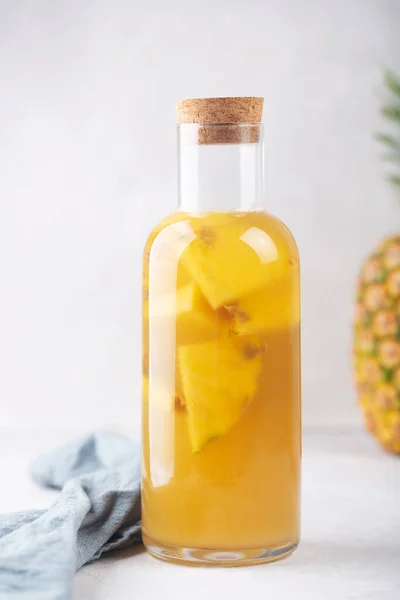 Μπουκάλι με tepache, ένα ποτό ζύμωσης από ανανάδες και ζάχαρη, μπαχαρικά — Φωτογραφία Αρχείου