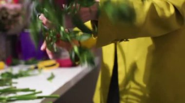 Bir çiçekçide satılık farklı bir buket çiçek hazırlıyor.