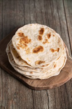 Ahşap masada Hint chapati yassı ekmeği. Yüksek kalite fotoğraf
