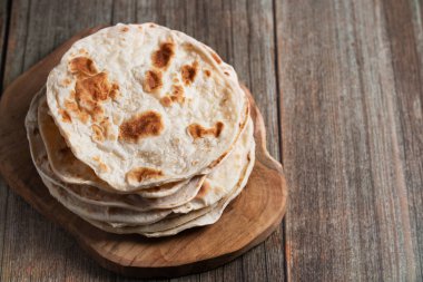 Ahşap masada fotokopi alanı olan Hint chapati ekmeği. Yüksek kalite fotoğraf