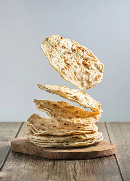 Pão Chato Indiano Fotografia Criativa Com Levitação Foto Alta Qualidade — Fotografia de Stock