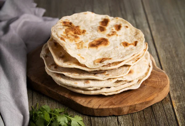 Indiase Chapati Platbrood Met Koriander Houten Tafel Hoge Kwaliteit Foto — Stockfoto