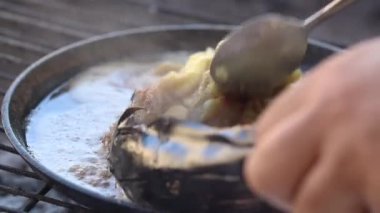 Sebze yağlı bir tavada patlıcan pişirmek. Yüksek kaliteli FullHD görüntüler