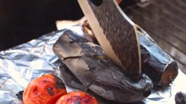 Patlıcan ve domatesler kömürün üstünde ızgarada pişirilir. Yüksek kaliteli FullHD görüntüler