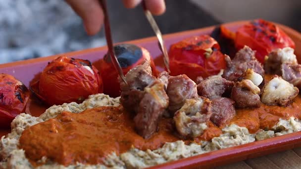 Σεφ Βάζει Μαγειρεμένο Κρέας Ένα Πιάτο Λαχανικά Τουρκική Κουζίνα Υψηλής — Αρχείο Βίντεο
