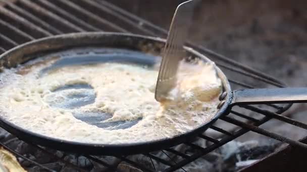 Μαγειρεύοντας Λευκή Σάλτσα Ένα Τηγάνι Πάνω Από Μια Ανοιχτή Φωτιά — Αρχείο Βίντεο
