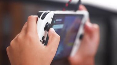 Çocuk oyun platformunda parmaklarıyla joystick 'i kontrol ediyor. Yüksek kaliteli FullHD görüntüler
