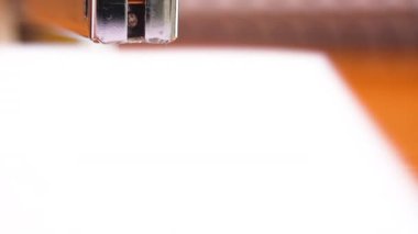 Ofis çalışanı zımbayla kağıt zımbalıyor. Yüksek kaliteli FullHD görüntüler