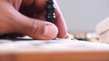 Satranç oynayan ve elinde bir satranç taşı tutan bir adam. Yüksek kaliteli FullHD görüntüler