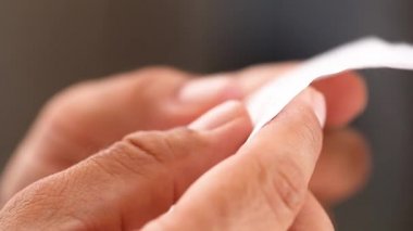 Adam para makbuzlarını kontrol ediyor ve sonra da buruşturuyor. Yüksek kaliteli FullHD görüntüler