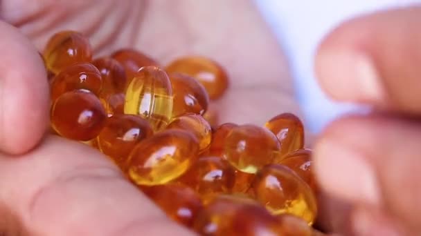 Ember Omega Zsírsavakat Tartalmazó Tablettákat Tart Kiváló Minőségű Fullhd Felvételek — Stock videók
