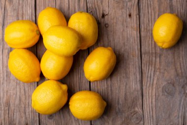 Ahşap arka planda taze limonlar. Yüksek kalite fotoğraf