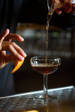Barmen bir restoranda portakal aromalı bir kokteyl hazırlıyor. Yüksek kalite fotoğraf