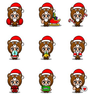 Maskot ayısı Noel paketini hazırlıyor.