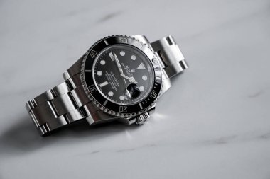 BANGKOK, THAILAND - 14 Temmuz 2021: Rolex Submariner saati dalış işlevlerinde kullanılan seramik bir bezelle donatılmıştır.
