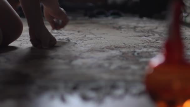 Ręczne czyszczenie dywanów, zbliżenie pyłu, 4K — Wideo stockowe