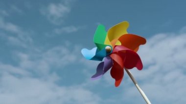 renkli kağıt vida mavi bir gökyüzü üzerinde döner, yavaş çekim