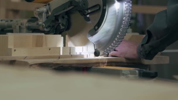 Sawing wood products with an electric circular saw — Stockvideo