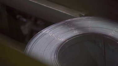 Taşıyıcı üzerinde metal levha rulosu taşımak.