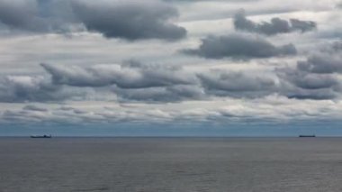 Zaman ayarlı 4k, denizde kargo gemileri, fırtınalı deniz, gök gürültülü bulutlar