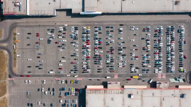 Time-lapse shooting, car parking of a shopping mall, top-down view. — Stock Video