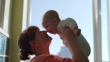 Mutlu genç anne bebeğini kusar ve öper..
