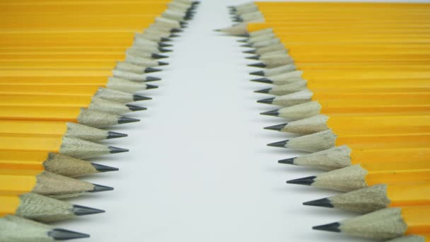 Lápices amarillos se encuentran uno frente al otro en una fila. Lente Macro Laowa de 24 mm. — Vídeo de stock