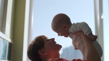 Mutlu genç anne bebeğini kusar ve öper..