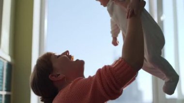 Mutlu genç anne bebeğini kusar ve öper..