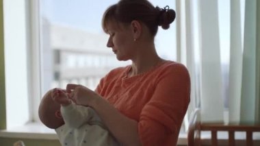 Sevimli bebek annesinin kollarında uyuyakalıyor..