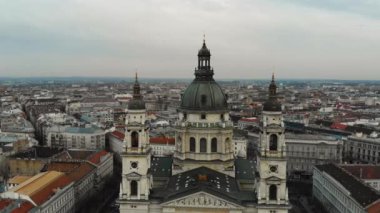 Budapeşte şehri ve St. Stephens Katedrali 'nin kubbesi. Hava görüntüsü, 4k 