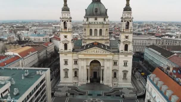 Budapeşte şehri ve St. Stephens Katedrali 'nin kubbesi. Hava görüntüsü, 4k — Stok video