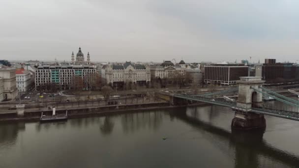 Budapeşte, Macaristan. Tuna Nehri üzerindeki Secheni Zinciri Köprüsü 'nün üst manzarası. — Stok video