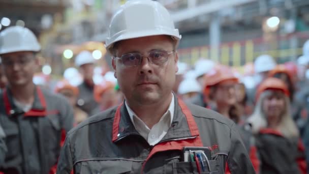 Porträtt Professionell Tung Industriingenjör Goggles Och Hatt Stående Fabrik Mot — Stockvideo