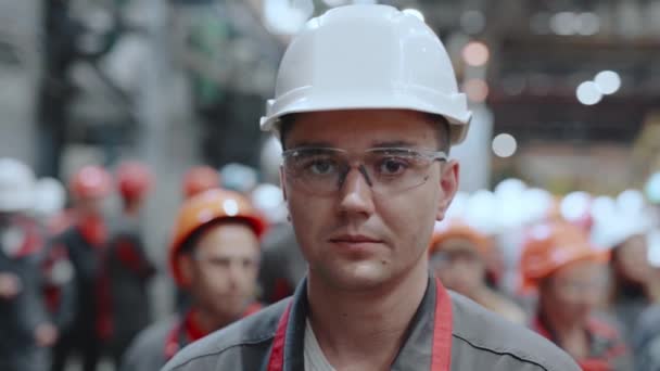 Porträtt Industriarbetare Hjälm Och Glasögon Vid Ett Metallverk Mot Bakgrund — Stockvideo
