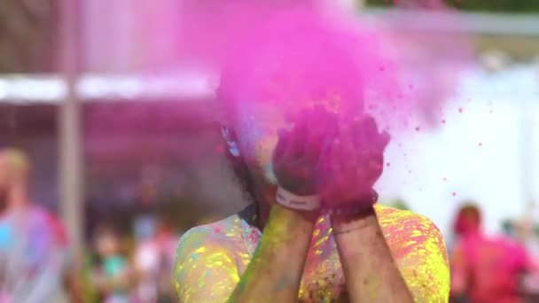 Chica Feliz Sosteniendo Polvo Colores Sus Manos Soplando Pinturas Cámara — Vídeo de stock