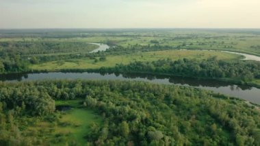 Nehrin üzerinde uçan hava manzarası. Yüksek kalite 4k görüntü