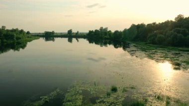 Nehrin havadan görünüşü, nehrin üzerinde gün batımı. Yüksek kalite 4k görüntü