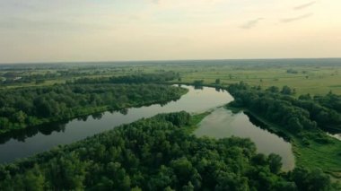 Nehrin üzerinde uçan hava manzarası. Yüksek kalite 4k görüntü