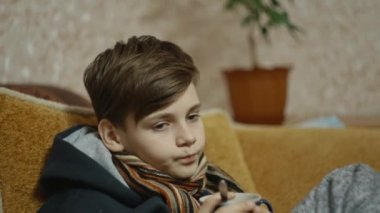 Hasta ergen yatakta yorganın altında ve bitki çayı içiyordu. Ön planda. Yüksek kalite 4k görüntü