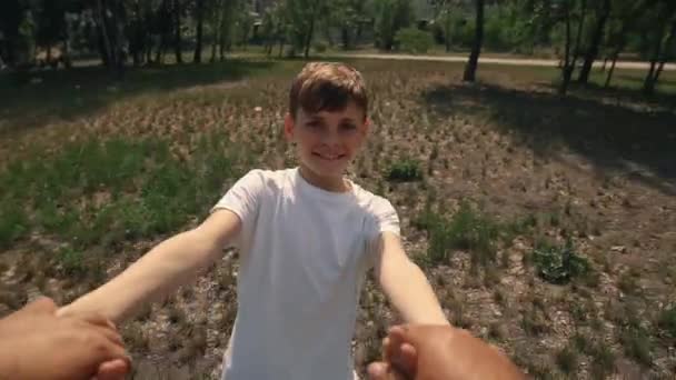 Papà Tiene Mano Girando Felice Sorridente Figlio Carino Giocare Insieme — Video Stock