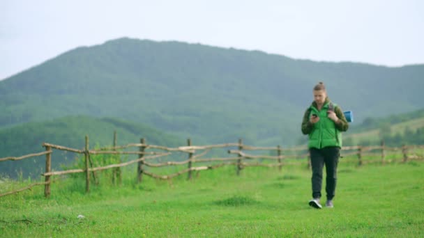 Een Jonge Toerist Met Een Rugzak Wandelt Langs Een Bergweg — Stockvideo