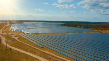 Bir güneş enerjisi istasyonunun üst görüntüsü, yenilenebilir enerji, güneş panelleri. 4k.