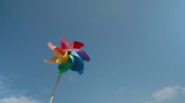 Mavi gökyüzüne karşı renkli kağıt yel değirmeni. Yüksek kalite 4k görüntü