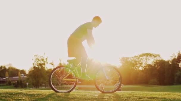 Motoros Kaszkadőr Hatékonyan Végez Mutatványokat Kerékpáron Egy Férfi Biciklizik Naplementekor — Stock videók